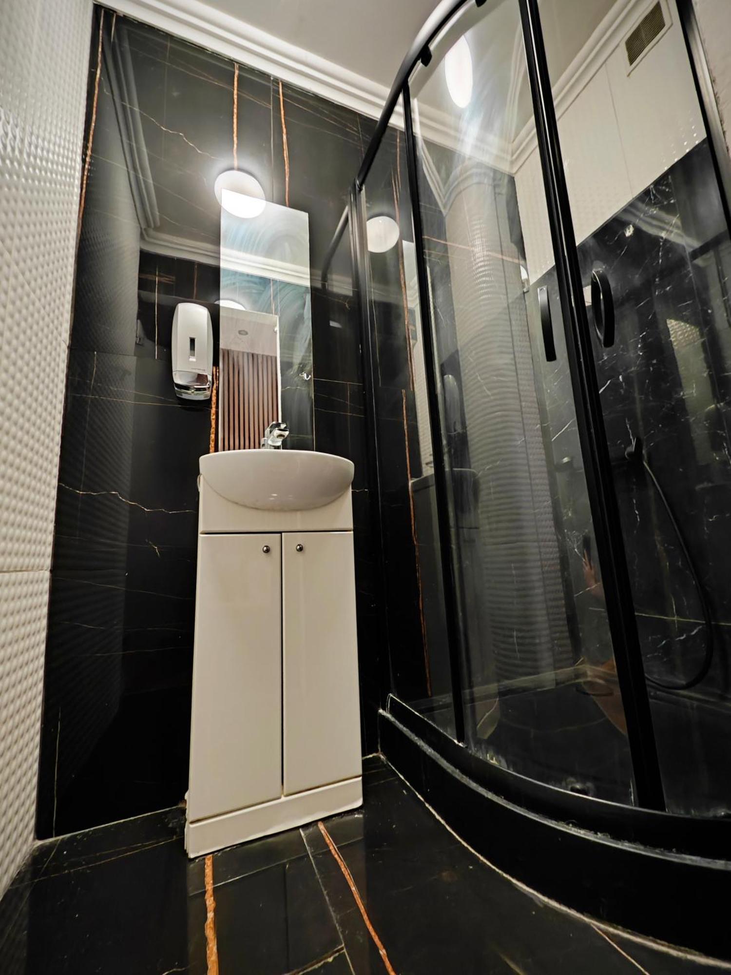 Apartment Marszalkowska Outdoor View Balcony And Shower